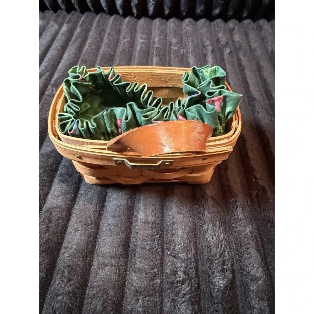 1989 VINTAGE LONGABERGER 6 X 4 X 3 HANGING WOODEN WEAVE BASKET, HANDLE And Liner